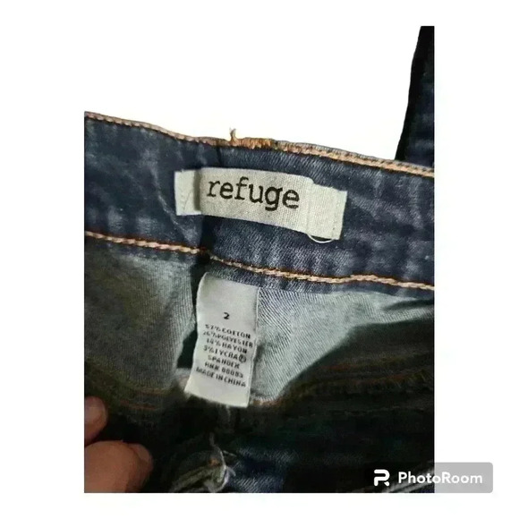 Ladies distressed refuge dark wash jeans! - Picture 3 of 3